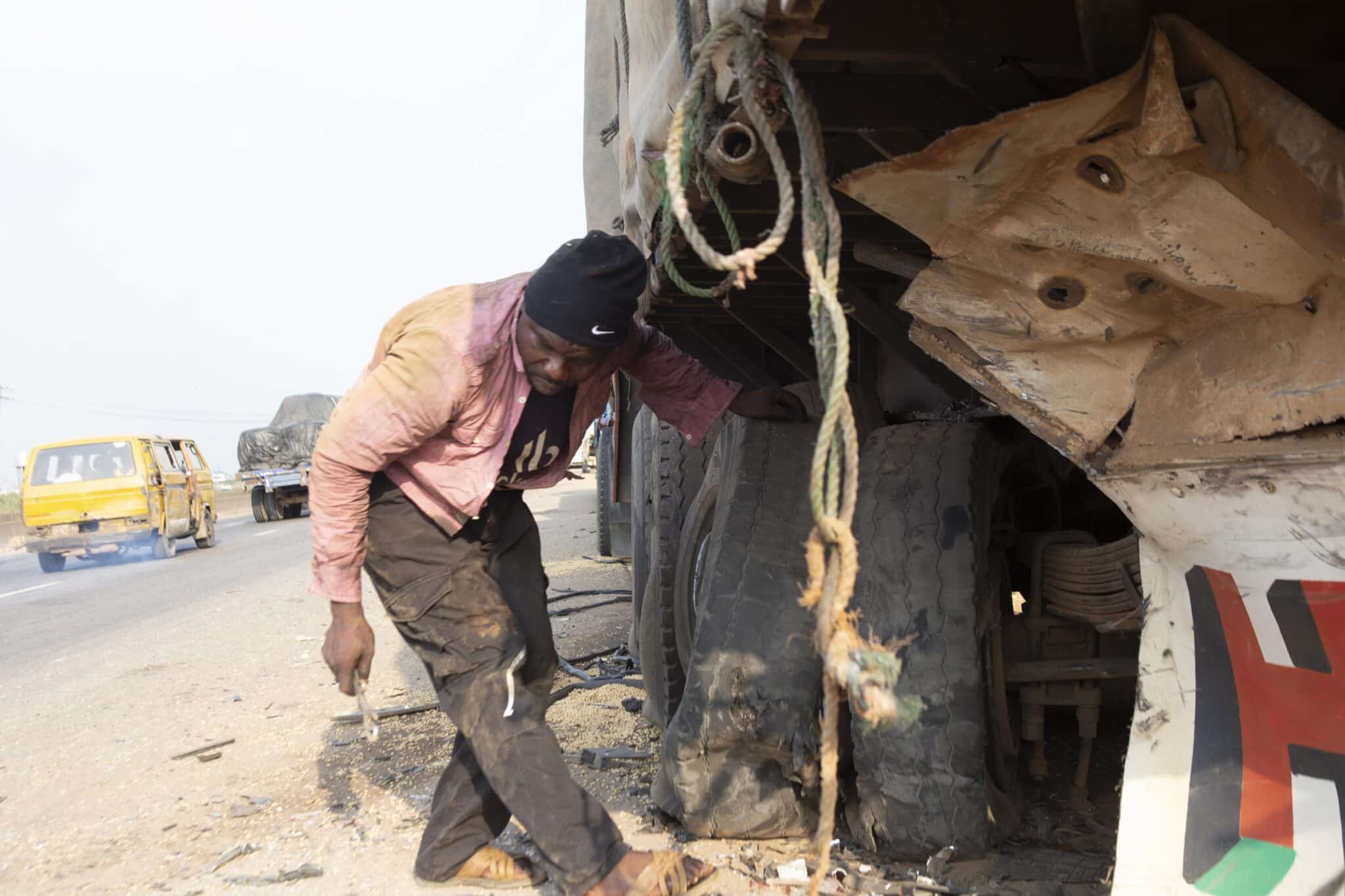 Нигерийските власти повдигнаха официални обвинения срещу шофьора на боксовата звезда