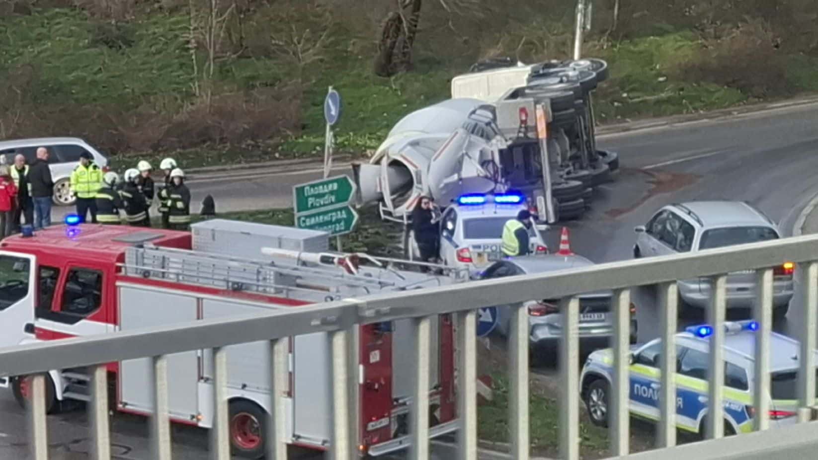 Днес сутринта бетоновоз се е обърнал на отбивката за качване