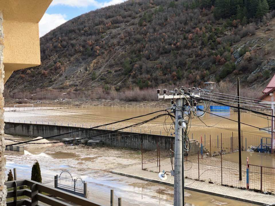 Заради наводнени жилищни сгради на улица Прилепска в македонския град