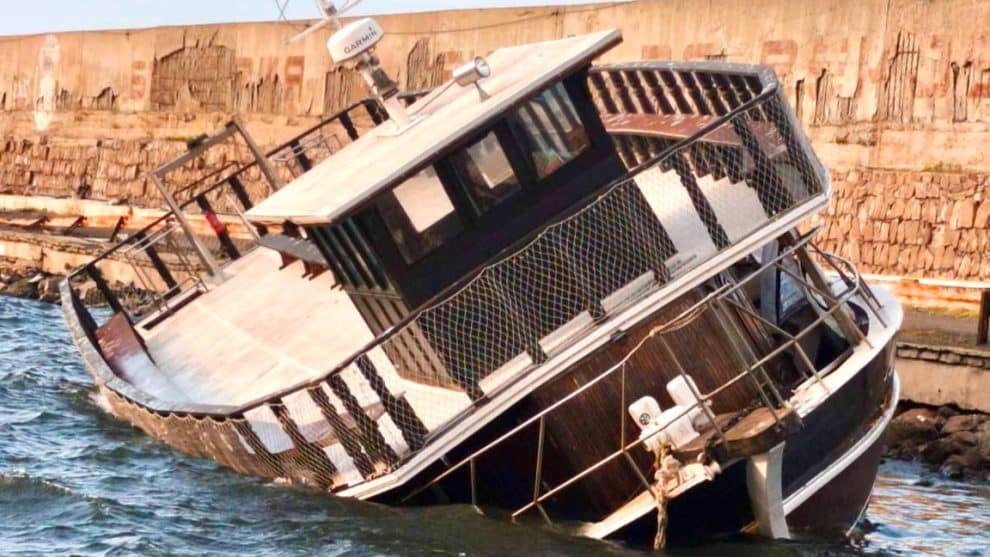 Туристическо корабче се е ударило в кейовата стена на пристанището