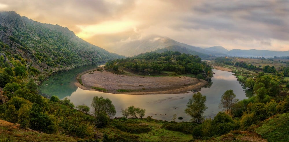 Двама работници останали в бедствено положение на багер по време