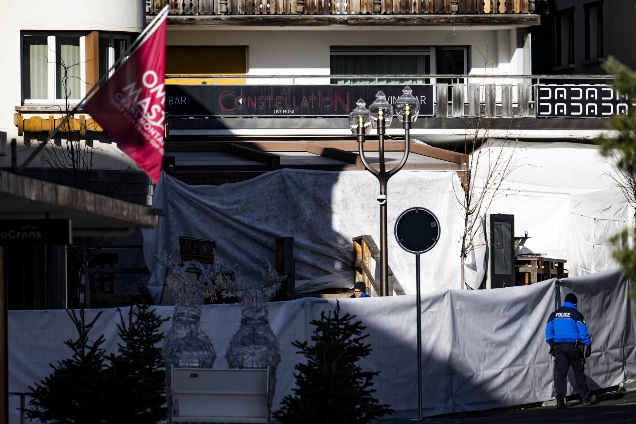 Звукоизолационната пяна покривала тавана на бар в швейцарския ски курорт