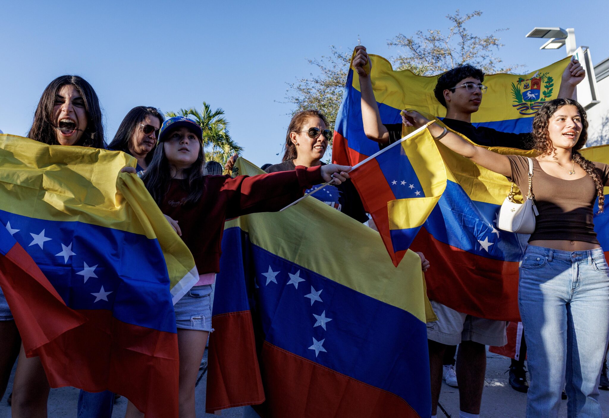 Венецуелци по целия свят излязоха на улиците след като стана