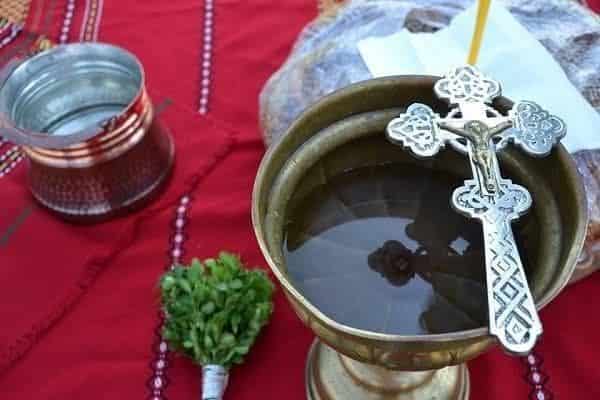 Традиционният богоявленски водосвет на бойните знамена и знамената светини на