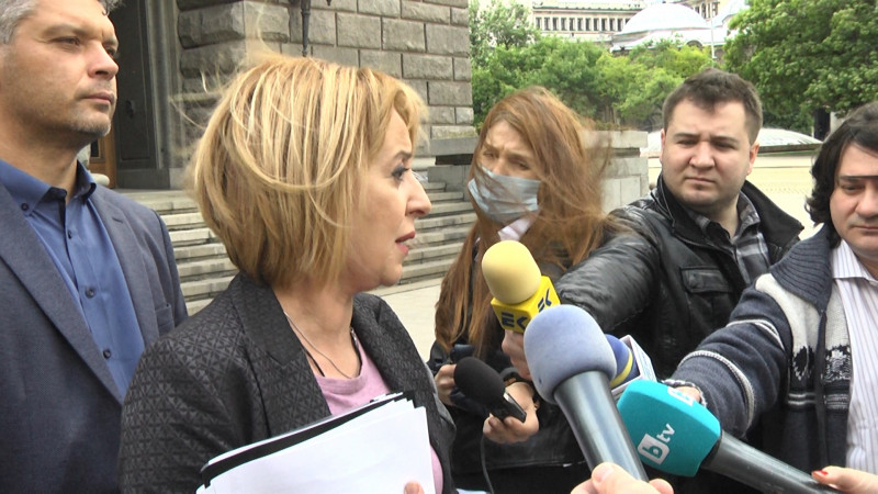 Манолова подари законопроект на Борисов