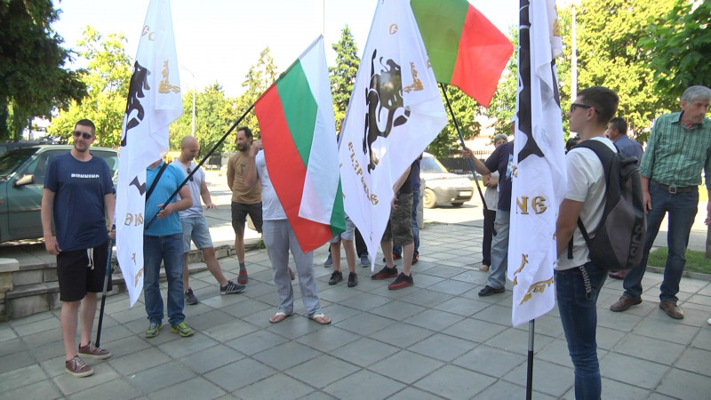 Партия „Възраждане“ протестира срещу политическите репресии пред ДАНС