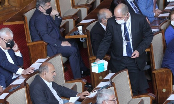 Глобиха 24 депутати без маски