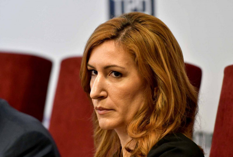 Николина Ангелкова: В срок до 12 месеца ще се възстановяват платени пари за пътуване