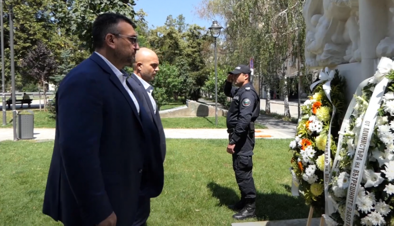 Младен Маринов и Ивайло Иванов се поклониха пред паметта на загиналите служители на МВР (ВИДЕО)