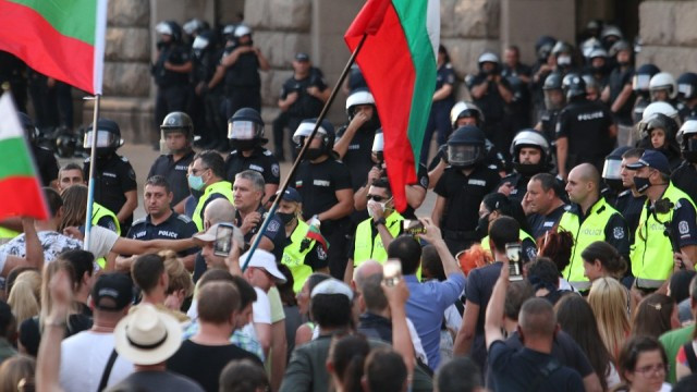 Четвърта вечер протести в София (СНИМКИ + ВИДЕО)
