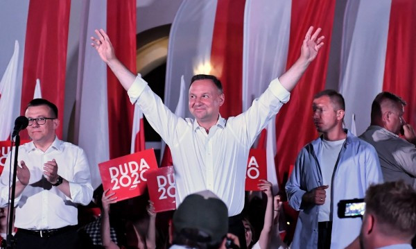 Анджей Дуда остава президент на Полша