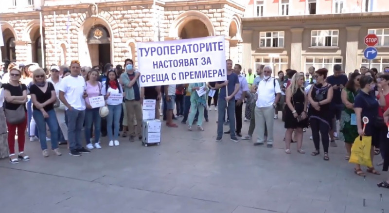 Протестиращи се срещнаха с министъра на туризма Марияна Николова