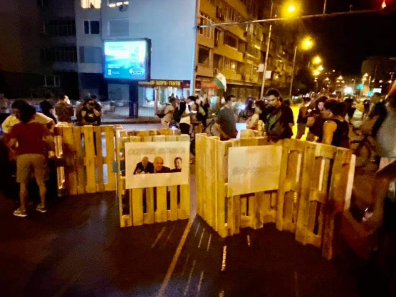 Нова блокада в София: Протестът стигна до Румънското посолство (ВИДЕО)