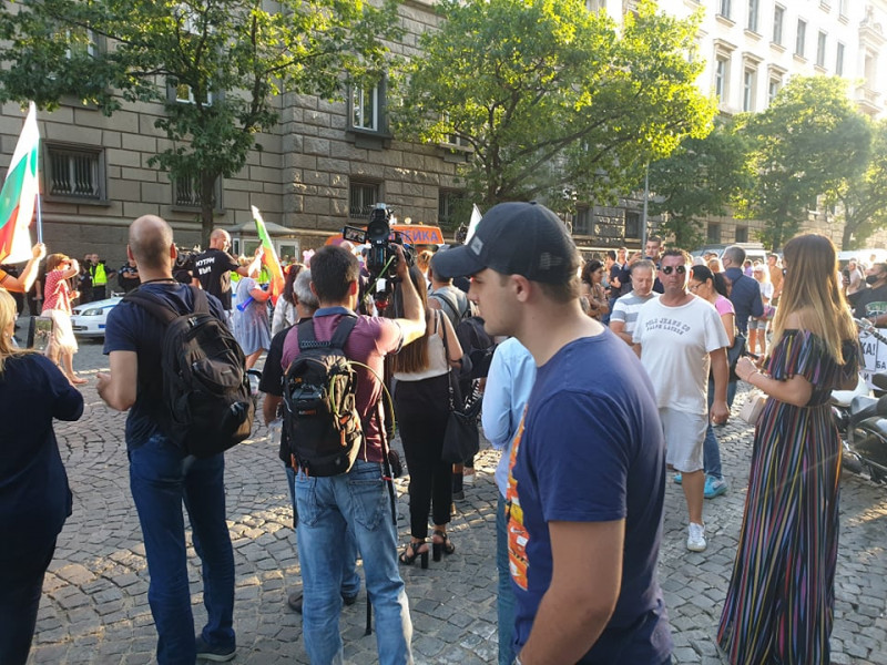 ИЗВЪНРЕДНО: Изведоха протестиращите от Народното събрание, яйца по сградата на парламента (СНИМКИ)