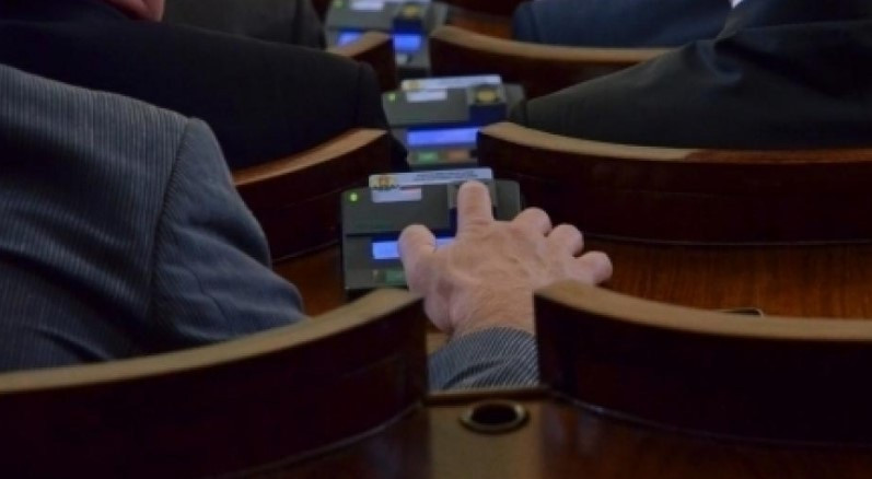 РЕШЕНО: ЦИК ще купува или наема машините за следващите избори