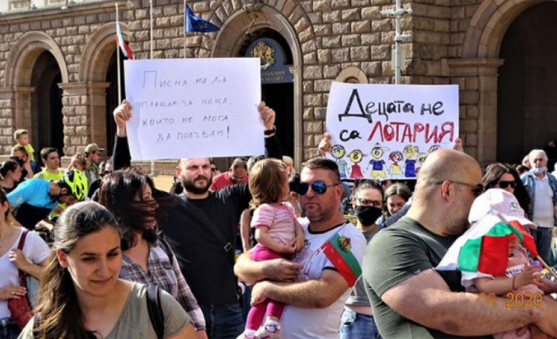 Родители отново излизат на протест срещу маските в училище