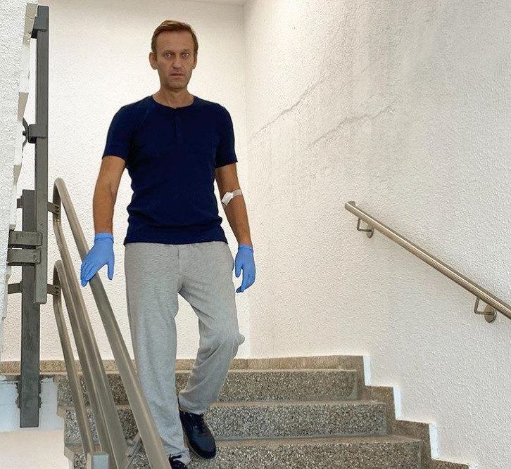 Навални вече може да ходи (СНИМКИ)