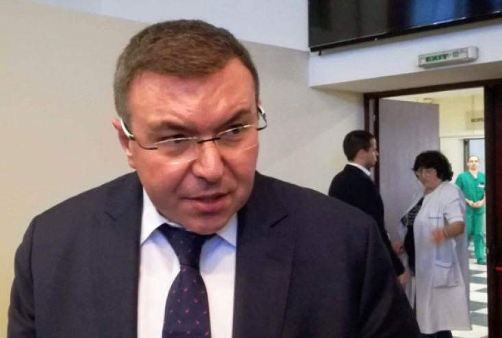 НАПРЕЖЕНИЕ: Как здравният министър напусна блокираната от протестиращи сграда на БНТ (ВИДЕО)