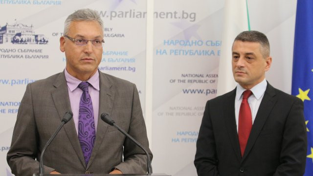 ТРУС НА ПОЗИТАНО: Жаблянов, Янков и още 4-ма депутати напускат ПГ на БСП