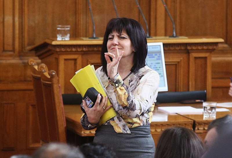 Караянчева за „хОди пеша, бе“: Аз имам много институционални изказвания