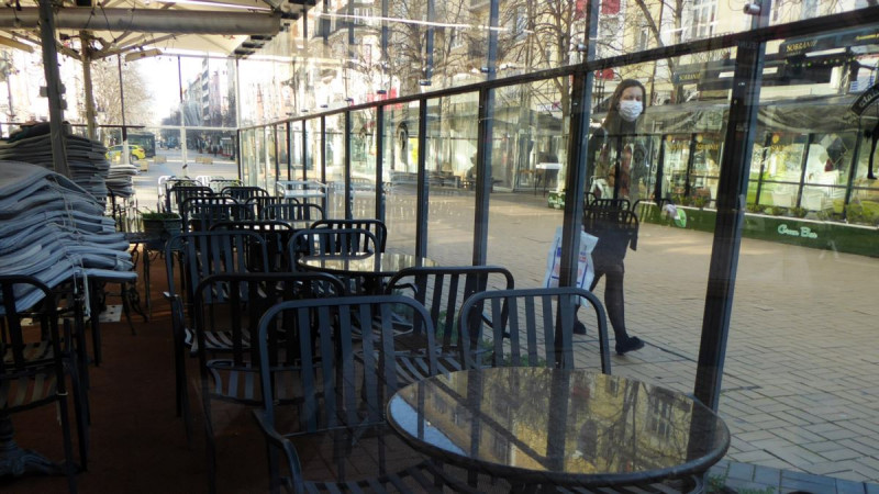 Затварят заведения, ако не спазват мерките на МЗ