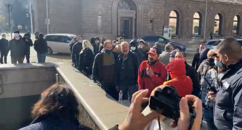 КОНТРАПРОТЕСТ ПРЕД МИНИСТЕРСКИ СЪВЕТ: Обвиняват протестиращите, че са платени (ВИДЕО)