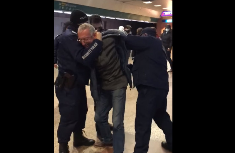 МВР за ареста в метрото: Задържаните мъж и жена са били агресивни и без маски