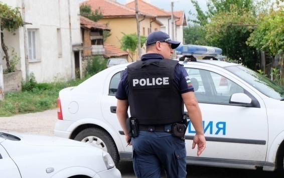 Полицията в Пловдив конфискува тонове нелегален алкохол и цигари (СНИМКИ)