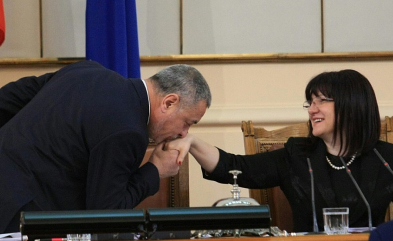 Валери Симеонов към Караянчева: Цвета, Цвета – прелестно цвете на пустинята