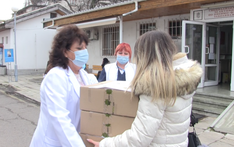 Фирма „Цветита Хербал“ дари на лекари в Бургас хранителни добавки за 10 хиляди лева