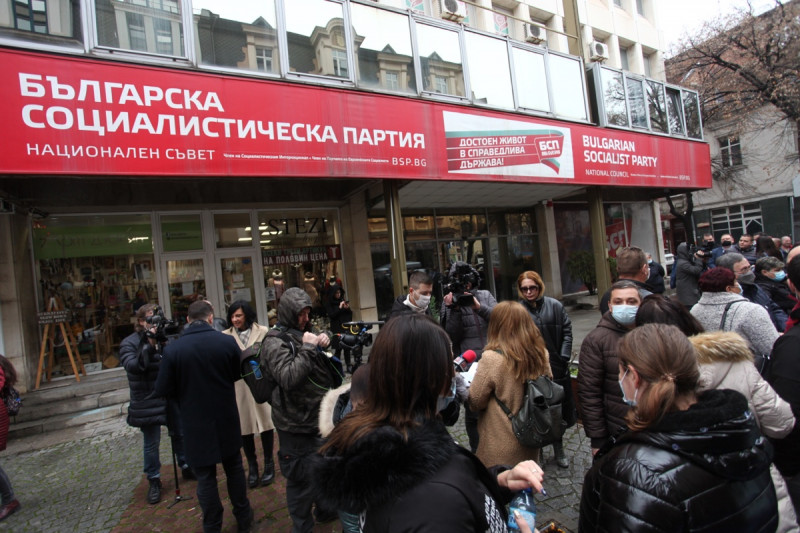 Пловдивски социалисти се събраха пред „Позитано“ 20 в подкрепа на Гергов