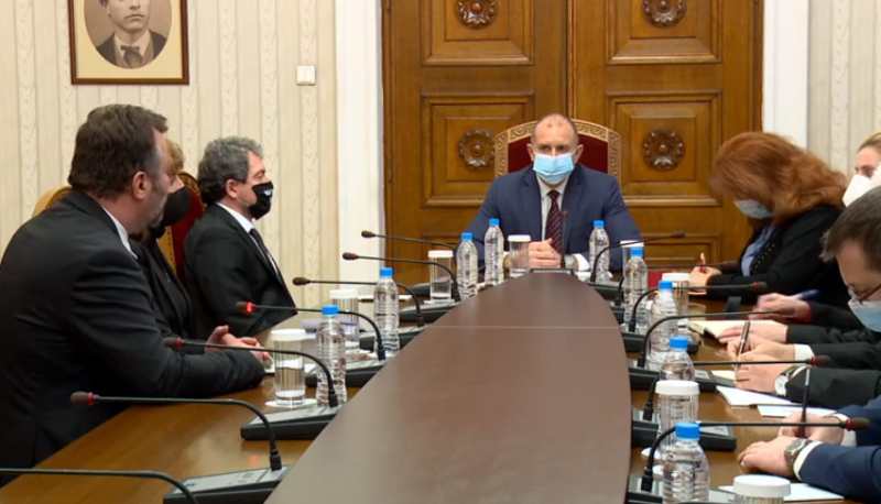 Стартира срещата между президента и „Има такъв народ“, Трифонов не дойде (ВИДЕО)