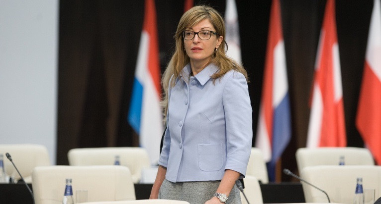 Захариева: Осъждаме арестите на мирни демонстранти, подкрепящи Алексей Навални