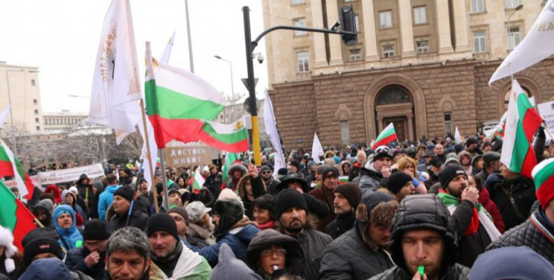 НА ЖИВО: Хиляди на протеста на ресторантьорите и заетите в нощни заведения
