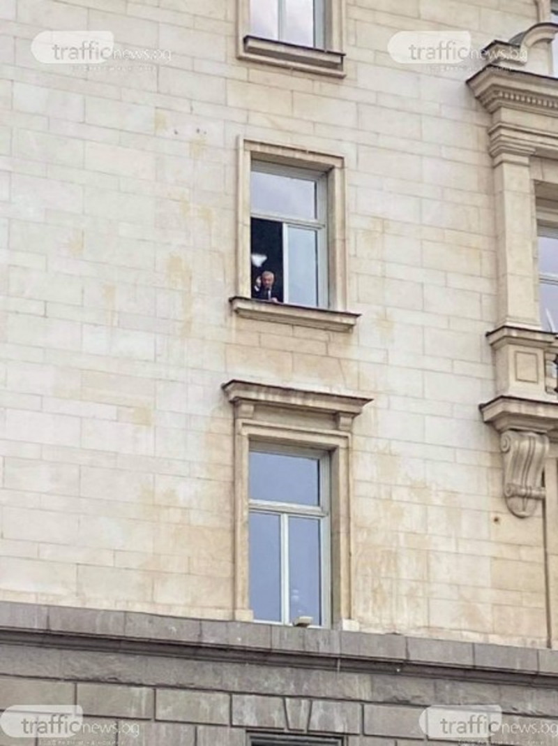 НА ПРОТЕСТА ПРЕД МС: Валери Симеонов показа среден пръст на ресторантьорите? (ВИДЕО)