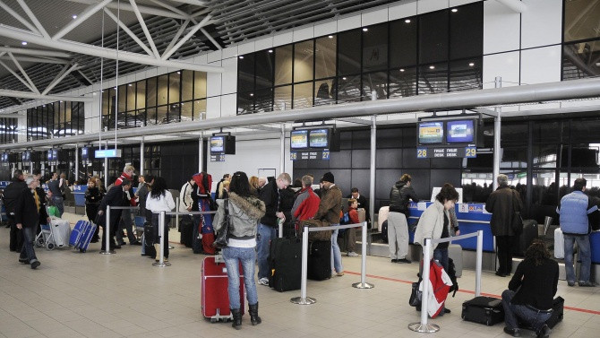 Над 50 пътници – блокирани на летище София заради изискване за PCR тест