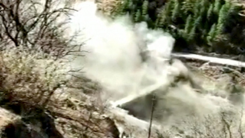 Съмняват се за смъртта на около 150 души при срутване на ледник (ВИДЕО)