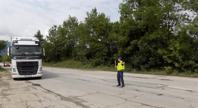 Масови проверки на тирове и автобуси