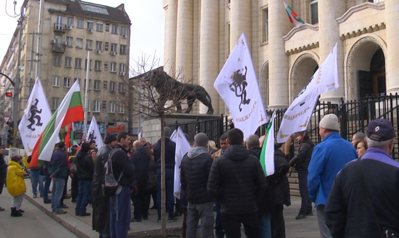 Протестиращи пред Съдебната палата в подкрепа на „Възраждане“
