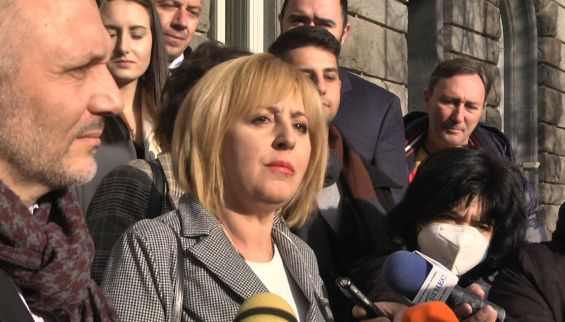 Манолова: Ако откажат регистрацията на „Изправи се! Мутри, вън!“, това ще е политическа поръчка