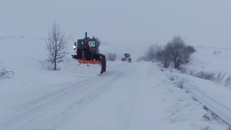 Сняг блокира части от София