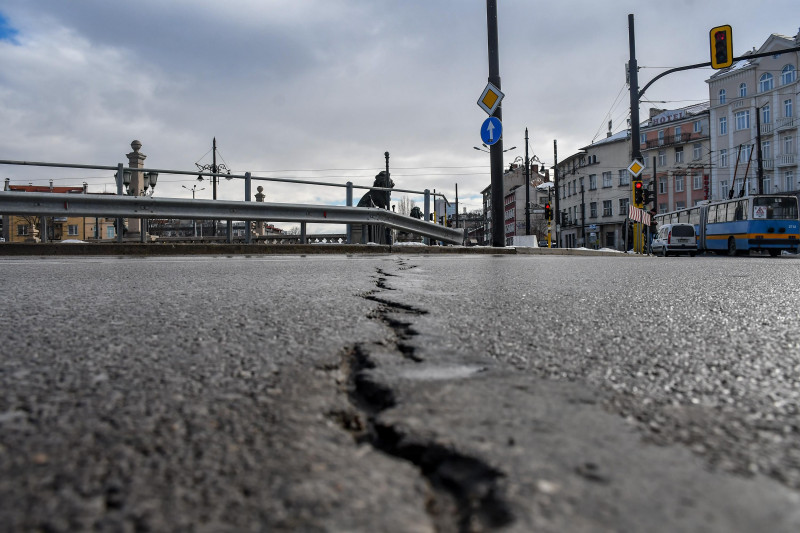 И „ЛЪВОВ МОСТ“ СЕ ПРОПУКА: Само 7 години след ремонта за 28 млн. лева