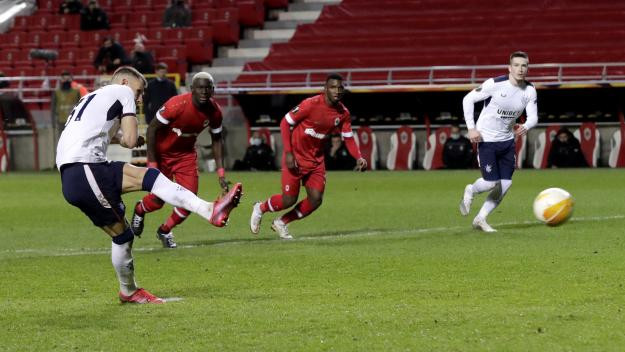 Георги Кабаков отсъди три дузпи и показа червен картон в мач от Лига Европа