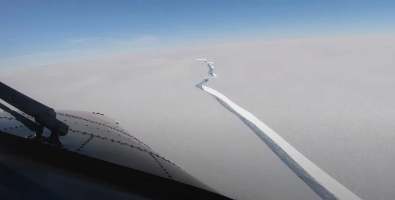 Огромен айсберг се откъсна от Антарктика (ВИДЕО)