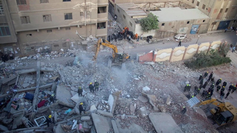 Загинали и ранени при рухване на сграда в Кайро