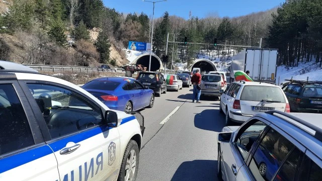 Протестиращи блокираха отсечка от АМ „Тракия“