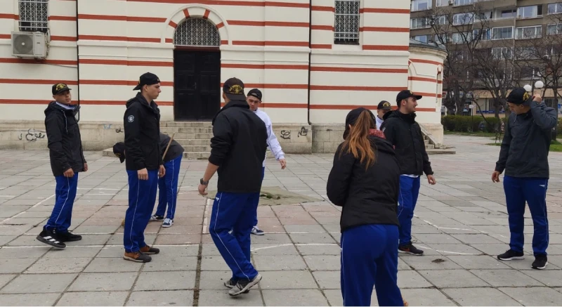 Курсантите от Военноморското училище почистиха около храмовете във Варна