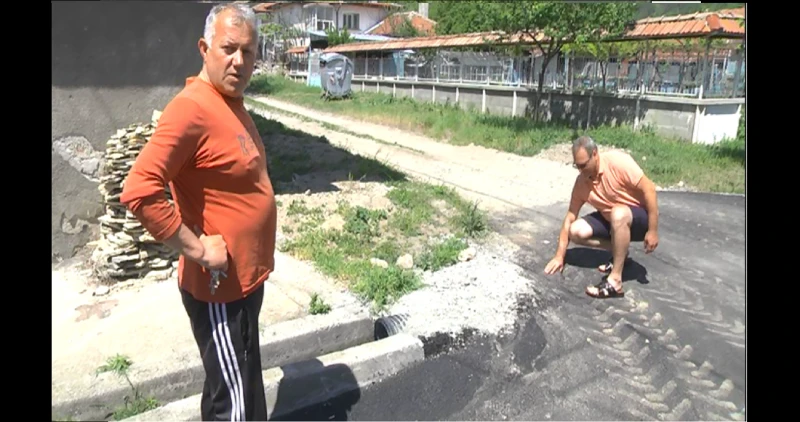 Новоположен асфалт на 20 дни започна да се руши в Твърдица (ВИДЕО)