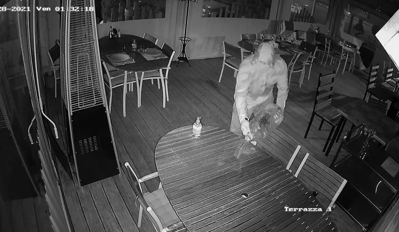 ПАЛЕЖ: Мъж с качулка подпали италиански ресторант в София (ВИДЕО)