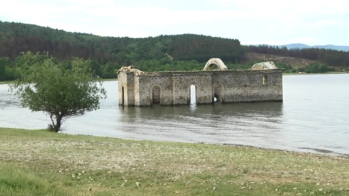 „Потопената църква“ край бреговете на язовир „Жребчево“ привлича все повече туристи